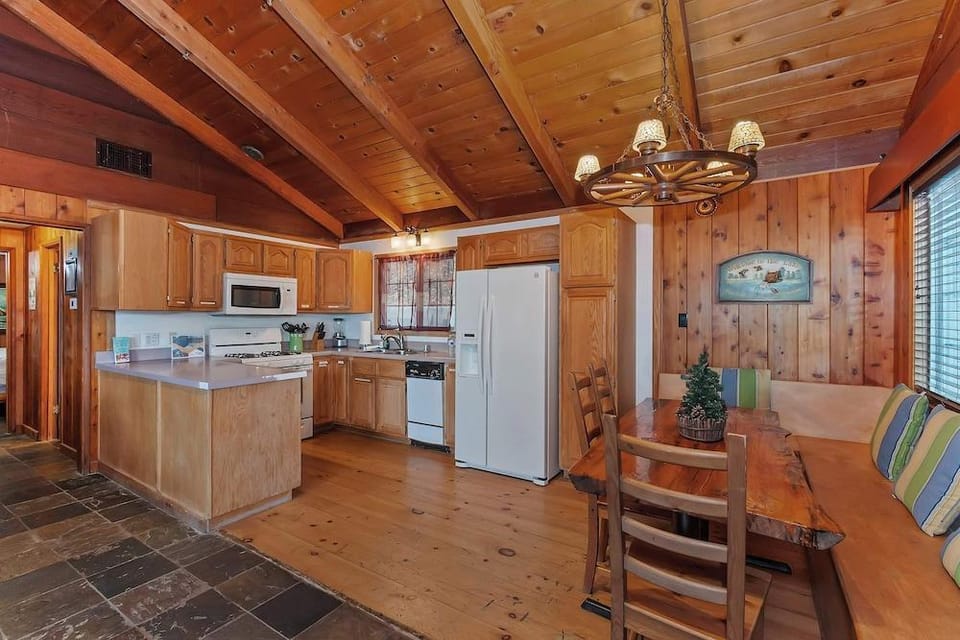 Emerald Arrowhead Haus - For 6 Hotel in Lake Arrowhead