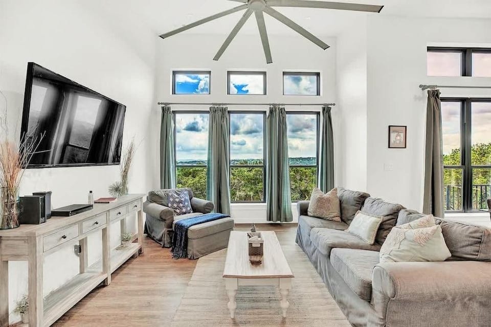 Luxury Lakeview Home w/ Pool & Beach Access! - Not Active Hotel in Point Venture