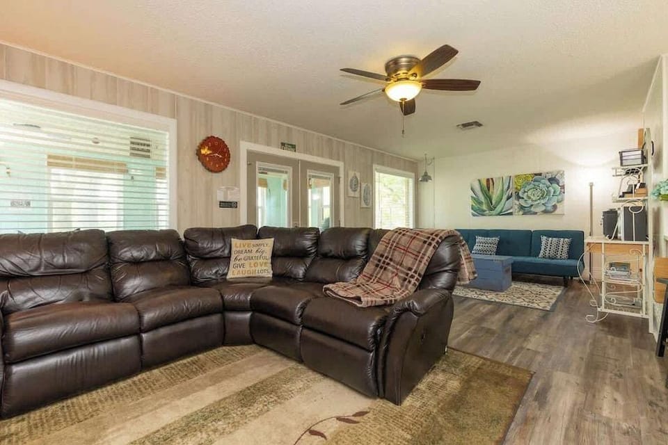 Lazy Cove Waterfront Getaway on Lake Lbj! Hotel in Kingsland