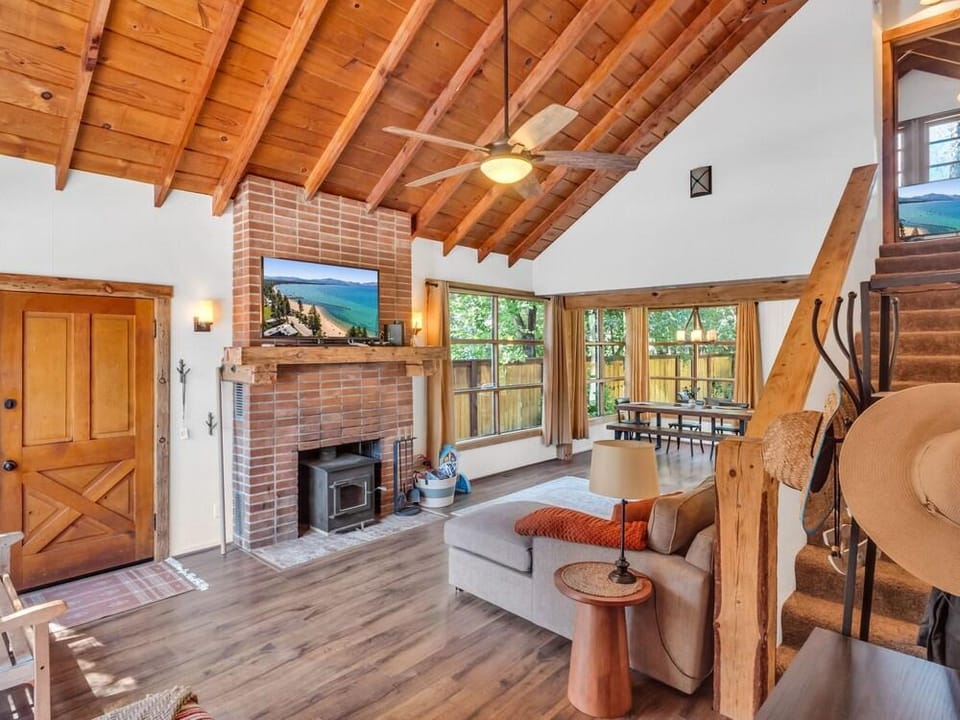 851h Tahoe Classic Cabin Near The Beach 2 Bedroom Cabin Hotel in Stateline