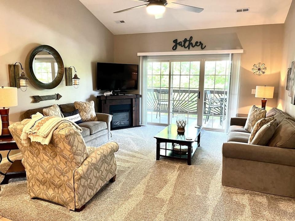 Upper Level Condo A-9 on Table Rock Lake by RedAwning Hotel in Ridgedale