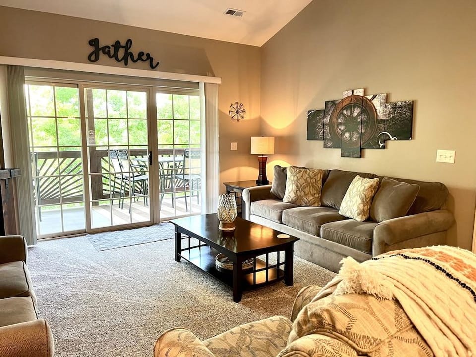 Upper Level Condo A-9 on Table Rock Lake by RedAwning Hotel in Ridgedale