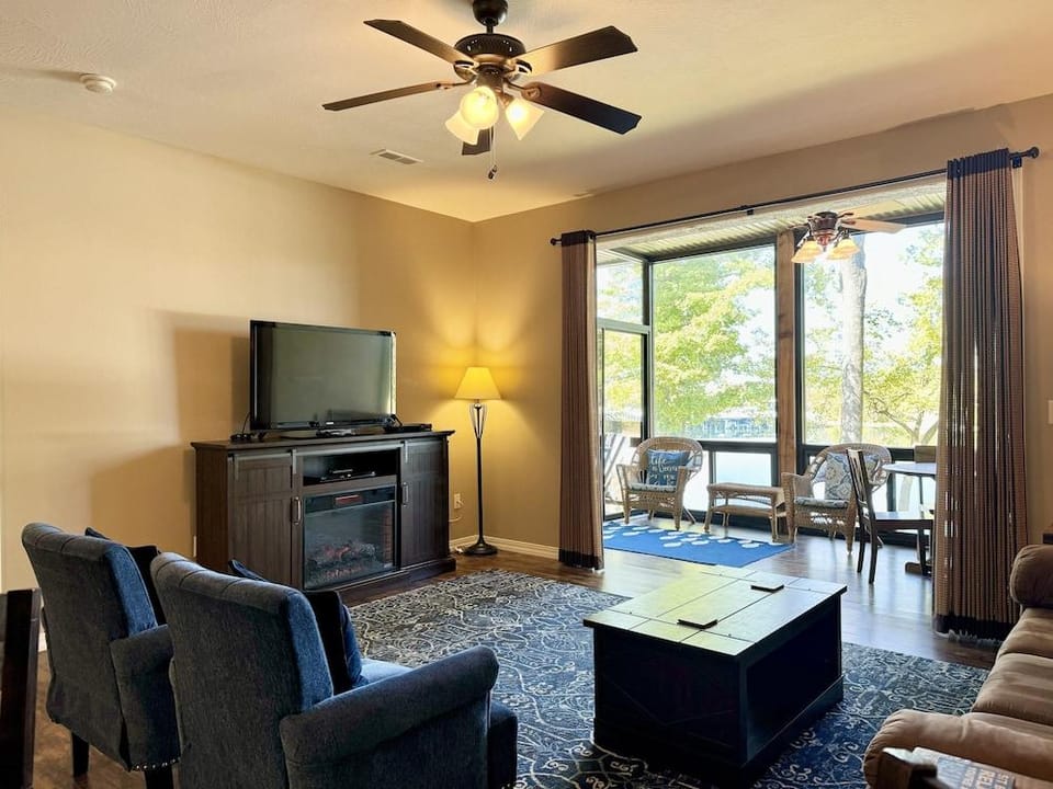 Lower Level Vacation Condo B-1 on Table Rock Lake by RedAwning Hotel in Ridgedale
