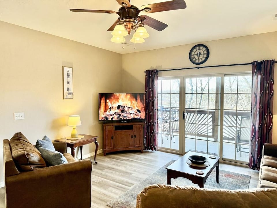 Walk-in Condo A-4 with Overlooking Deck by RedAwning Hotel in Ridgedale