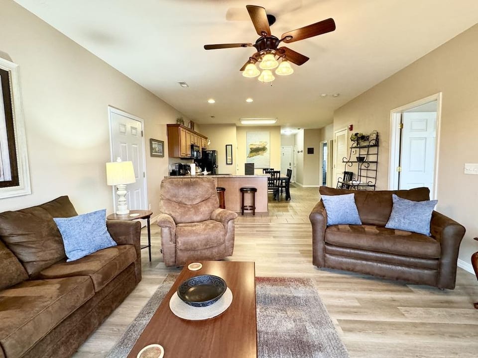 Walk-in Condo A-4 with Overlooking Deck by RedAwning Hotel in Ridgedale