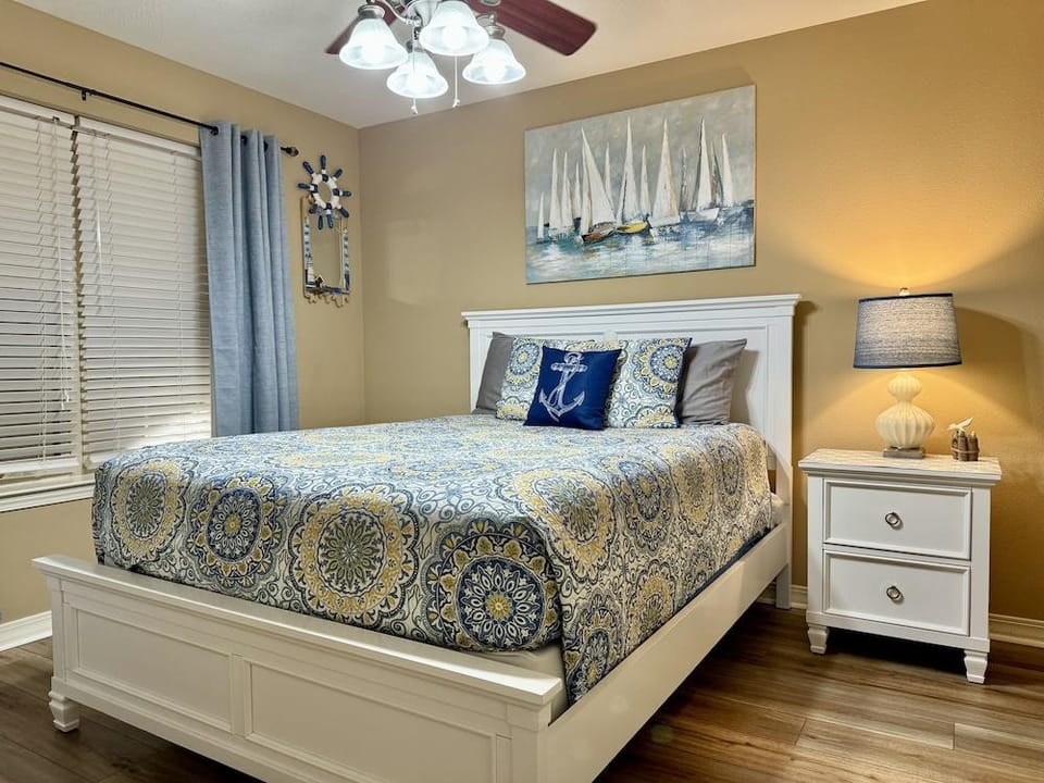 Lakefront Vacation Condo A-3 with Overlooking Deck by RedAwning Hotel in Ridgedale