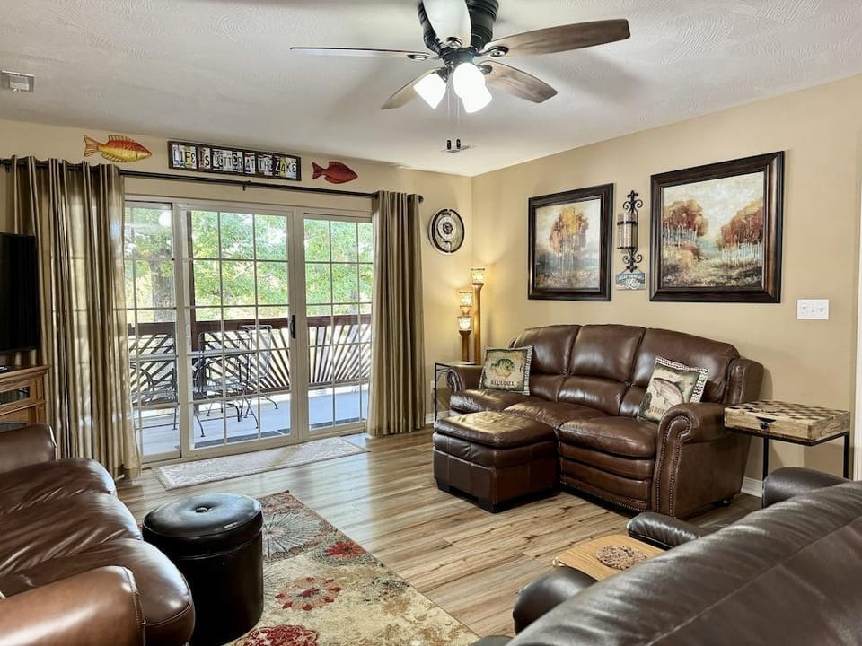 Lakefront Vacation Condo A-3 with Overlooking Deck by RedAwning Hotel in Ridgedale