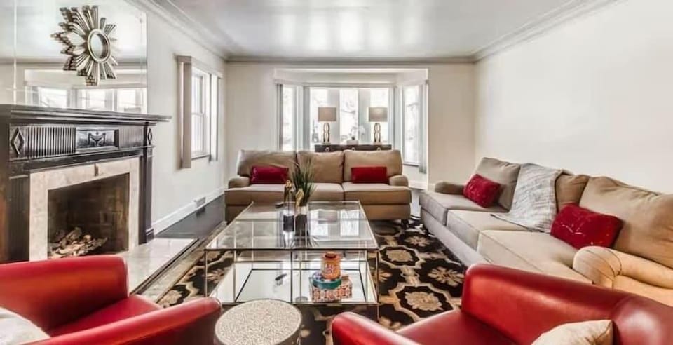 Spacious 5br Sleeps 10 University District 5 Bedroom Home Hotel in Detroit
