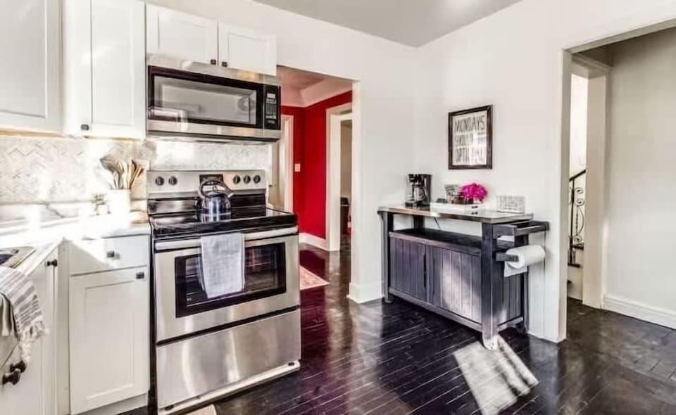 Spacious 5br Sleeps 10 University District 5 Bedroom Home Hotel in Detroit