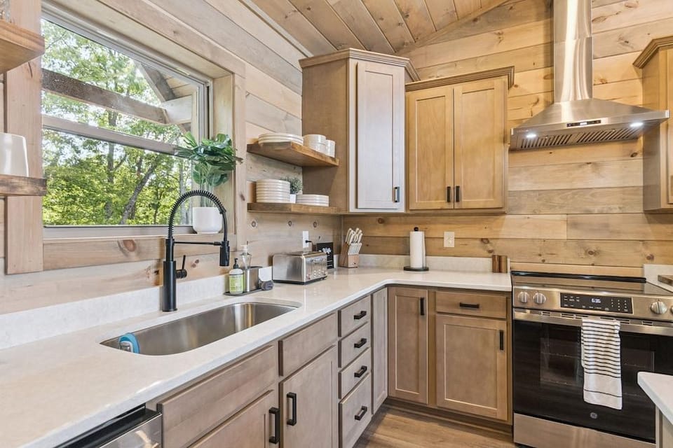 Golden Oaks Cabin 3 Bedroom Home Hotel in Sevier County