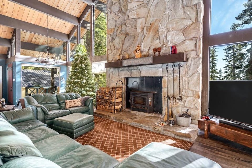 Awesome House Above The Lake/pets Welcome 2 Bedroom Home by Bear Valley Vacation Rentals Hotel in Bear Valley