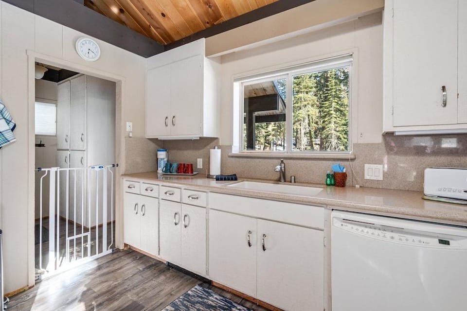 Awesome House Above The Lake/pets Welcome 2 Bedroom Home by Bear Valley Vacation Rentals Hotel in Bear Valley