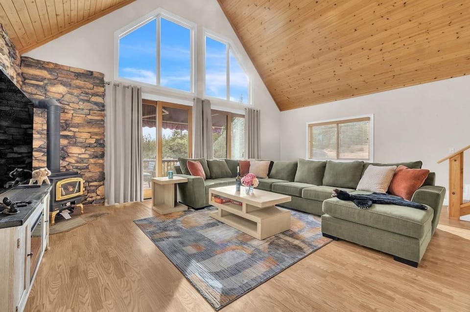 Prasad Retreat - Sunny Home W/ Deck & Air Hockey 3 Bedroom Home by Bear Valley Vacation Rentals Hotel in Arnold