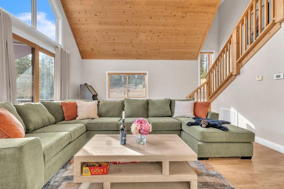 Prasad Retreat - Sunny Home W/ Deck & Air Hockey 3 Bedroom Home by Bear Valley Vacation Rentals Hotel in Arnold