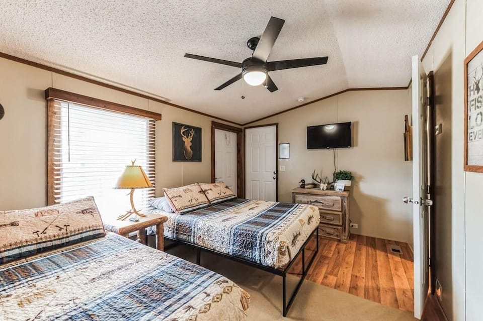 Gone Fishin - 1 Bedroom Hotel Room by The Lodges at Fossil Creek Hotel in Lake Texoma