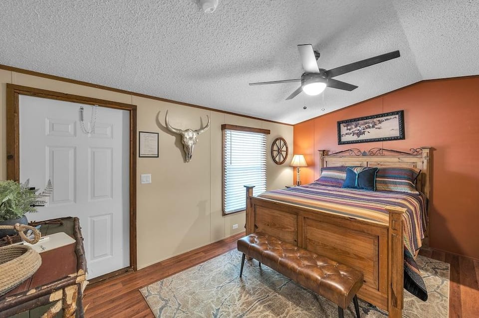 Wild Horses - 1 Bedroom Hotel Room by The Lodges at Fossil Creek Hotel in Lake Texoma
