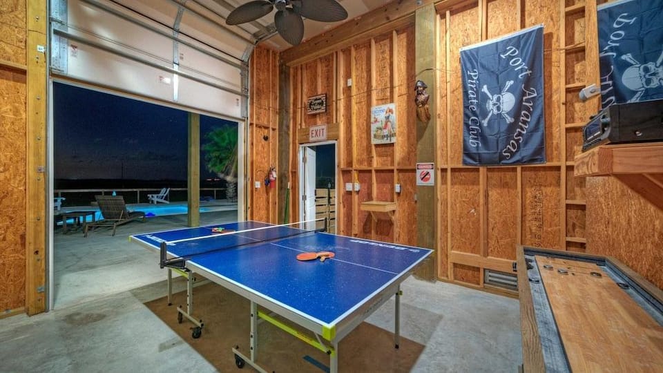 Bayfront Home w/ Pool, Game Room + Walk to Beach & Golf Cart Access Pelicans Perch by Avantstay Hotel in Port Aransas