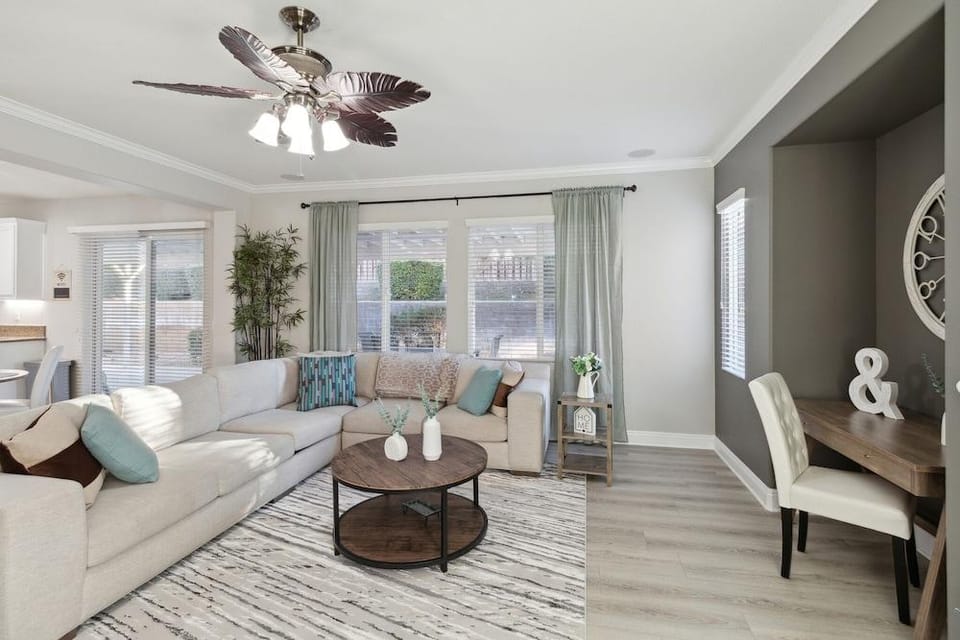 5br/3ba Home - King Beds - Fast Wifi 5 Bedroom Home by RedAwning Hotel in Victorville