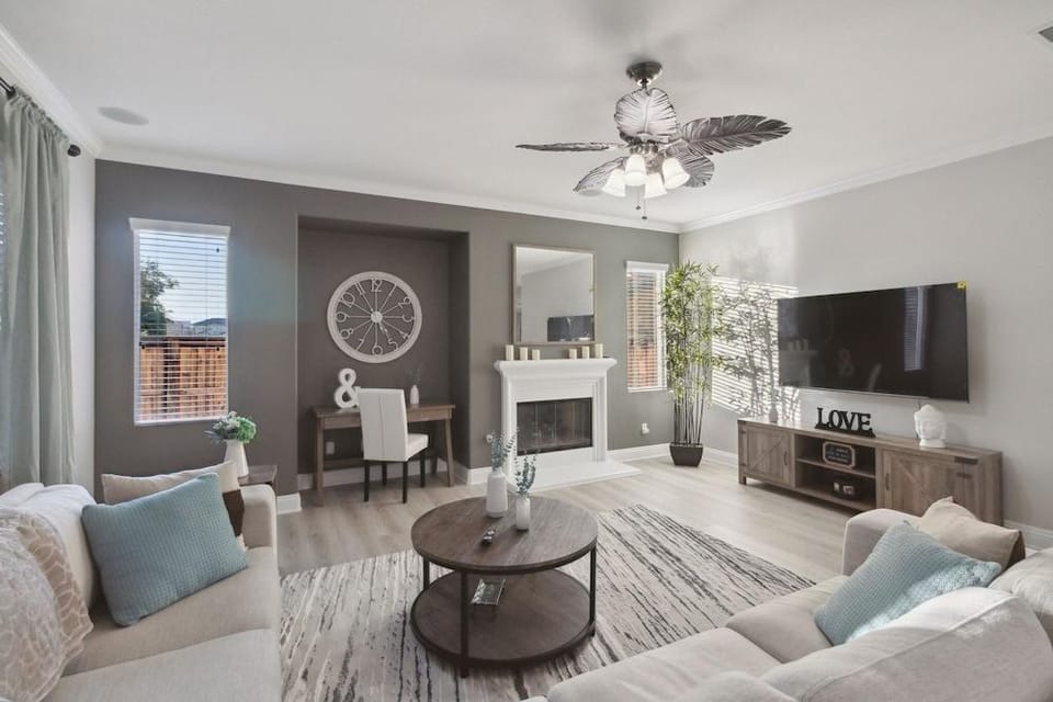 5br/3ba Home - King Beds - Fast Wifi 5 Bedroom Home by RedAwning Hotel in Victorville