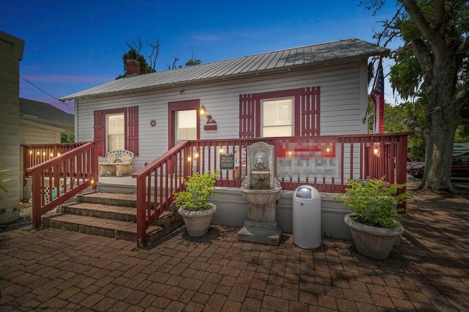 Historic St Augustine Getaway Near Downtown 2 Bedroom Cottage Hotel in Saint Augustine
