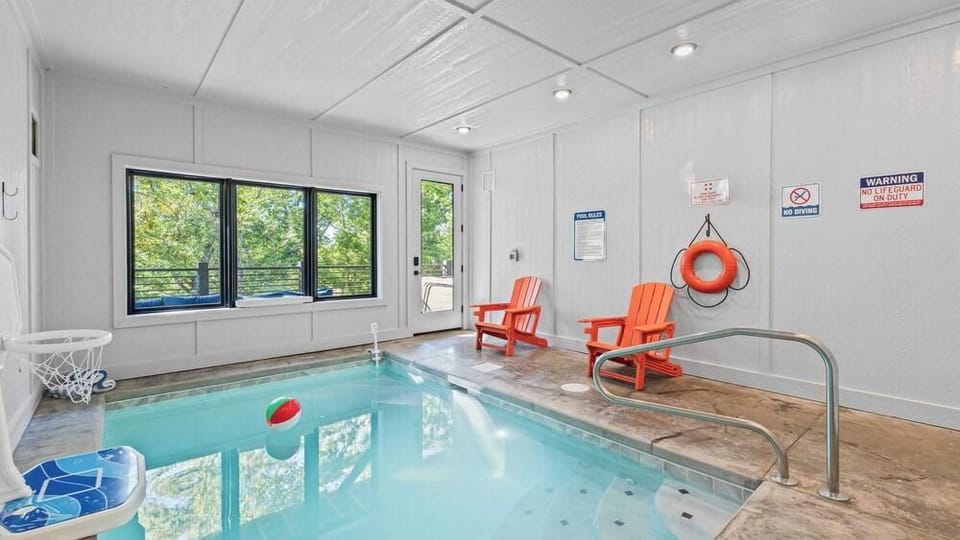 Indoor Pool, Hot Tub & Firepit With Mountain Views Ridgeview Retreat by Avantstay Hotel in Sevierville