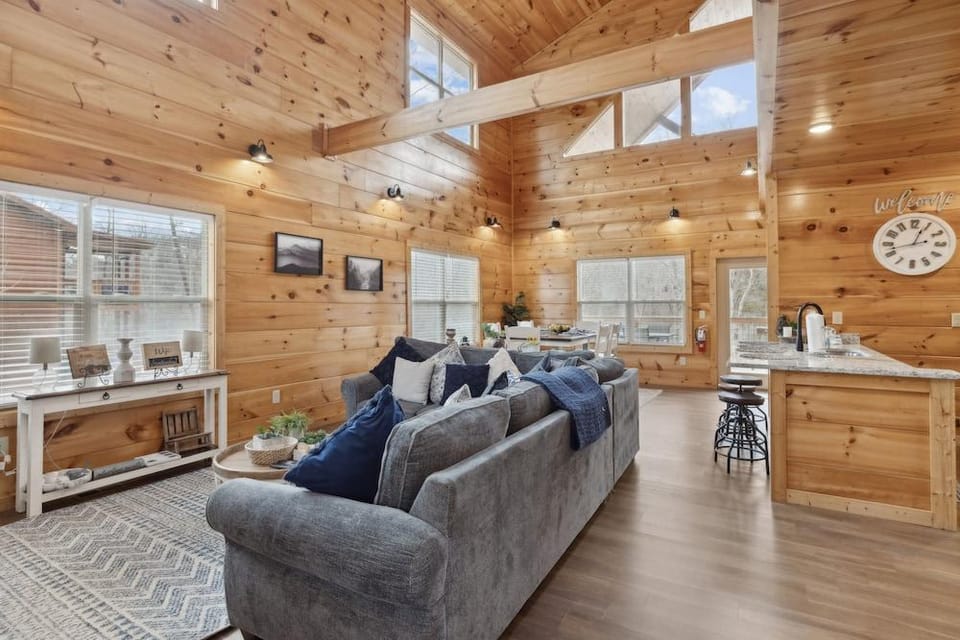 Big Bear Splash 2 Bedroom Cabin Hotel in Pigeon Forge