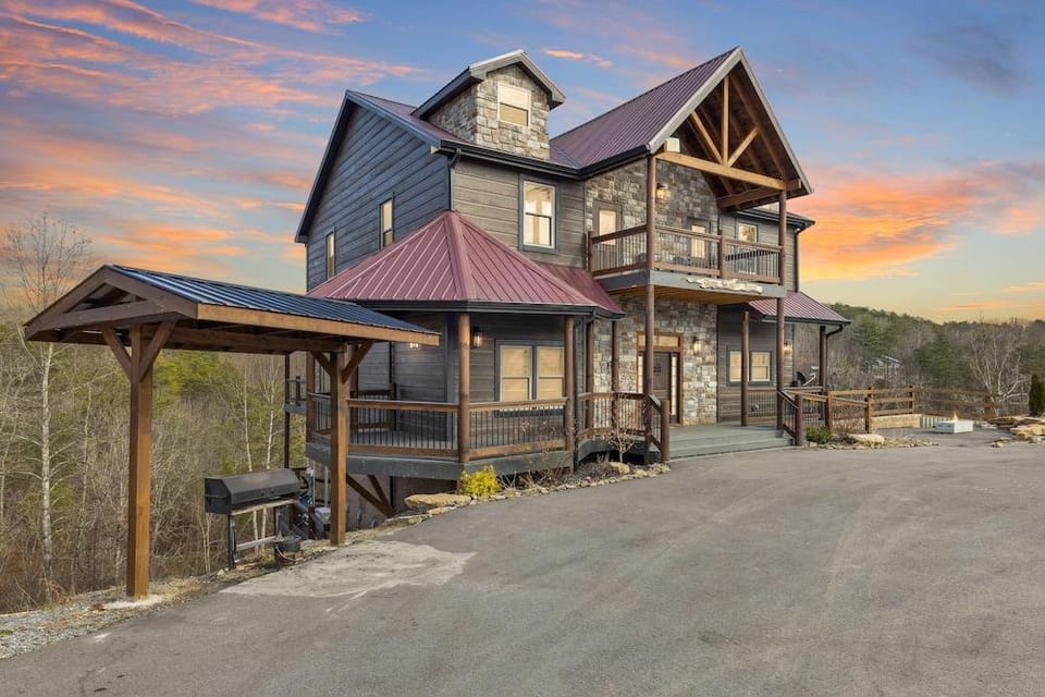 Grand Splash Lodge 6 Bedroom Cabin Hotel in Pigeon Forge