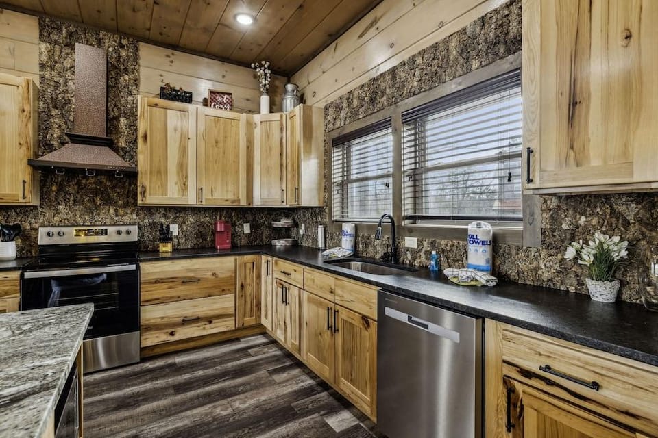 Grand Splash Lodge 6 Bedroom Cabin Hotel in Pigeon Forge