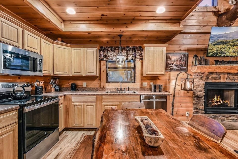 The Smoky Pines 2 Bedroom Cabin Hotel in Pigeon Forge