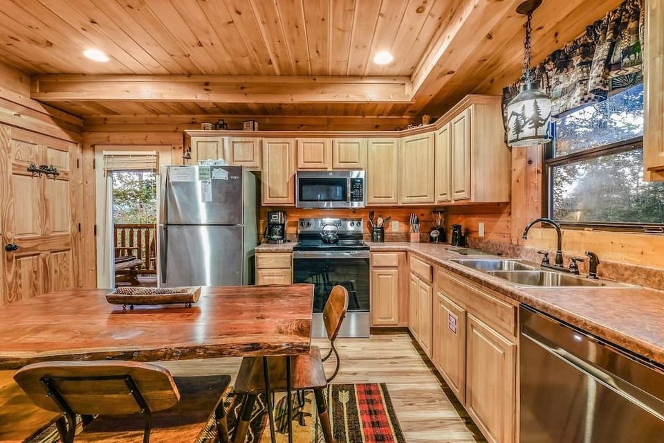 The Smoky Pines 2 Bedroom Cabin Hotel in Pigeon Forge