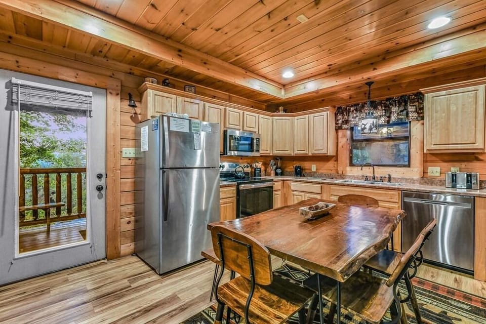 The Smoky Pines 2 Bedroom Cabin Hotel in Pigeon Forge
