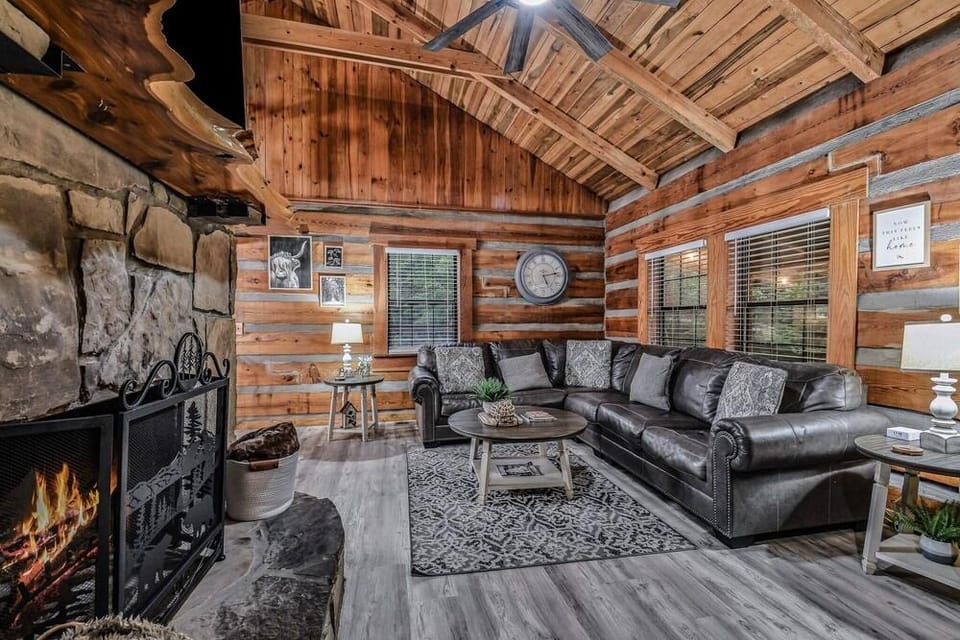 Hidden Acres Lodge 3 Bedroom Cabin Hotel in Sevierville