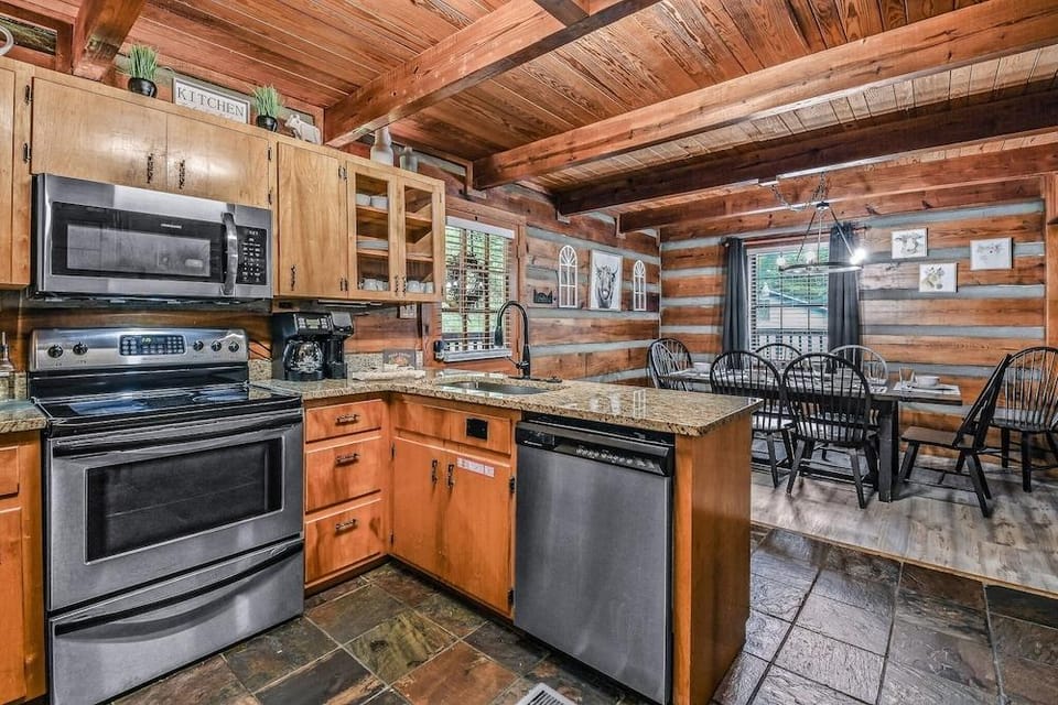 Hidden Acres Lodge 3 Bedroom Cabin Hotel in Sevierville