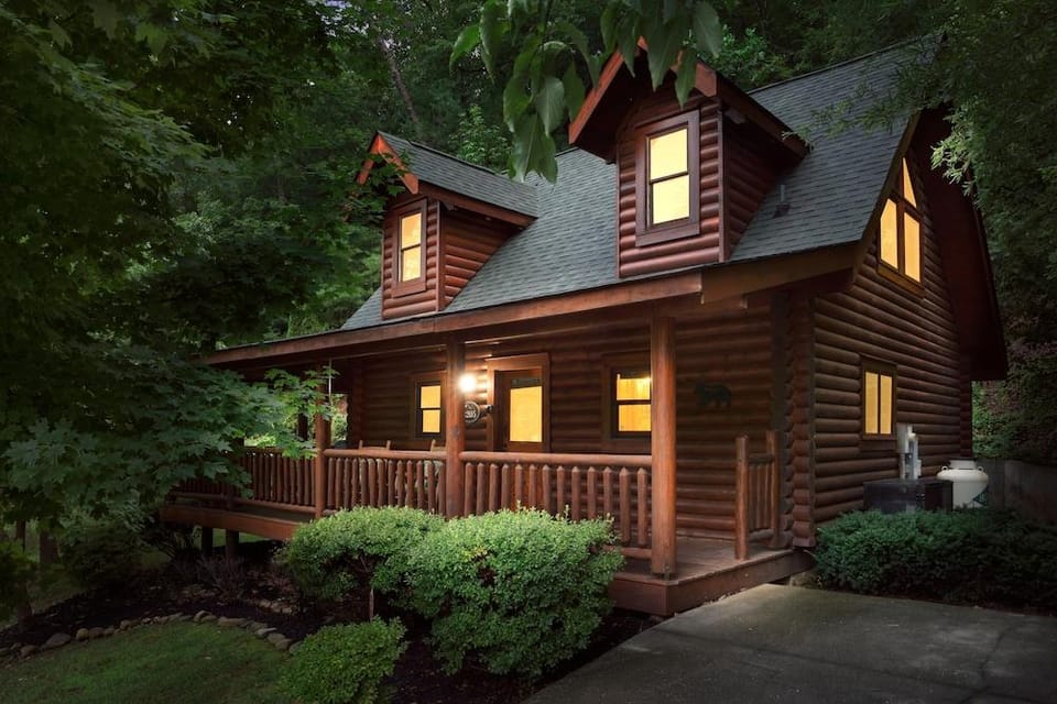 5 Oclock Somewhere 1 Bedroom Cabin by RedAwning Hotel in Pigeon Forge