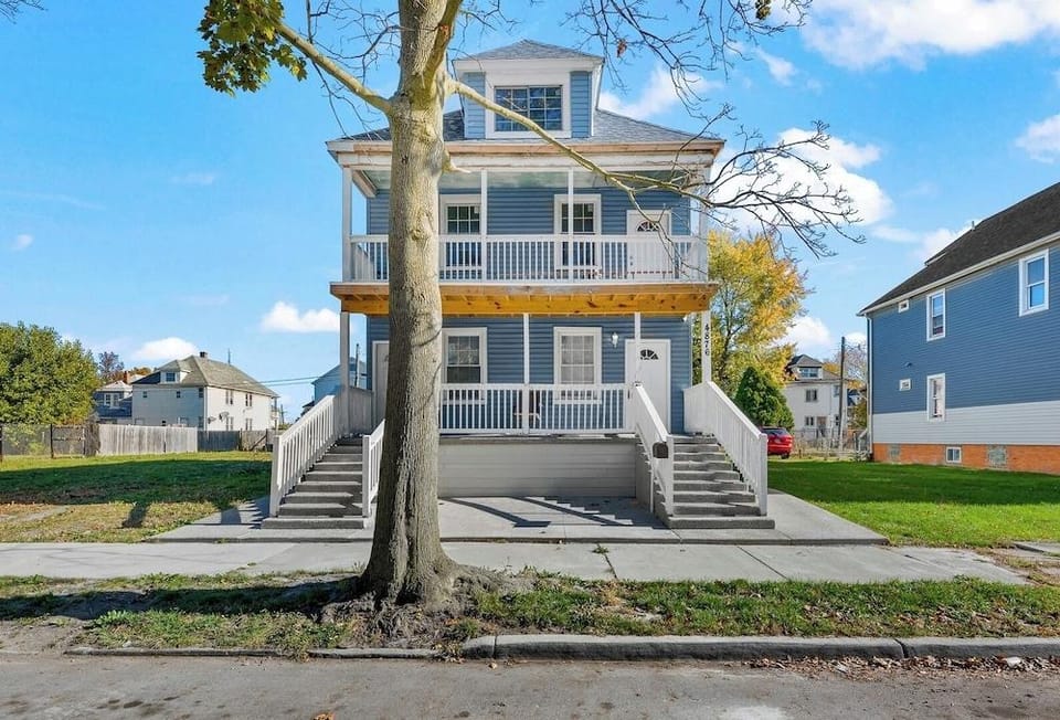 New Downtown Lux 3BR Free Parking, AC & Wi-fi Hotel in Detroit
