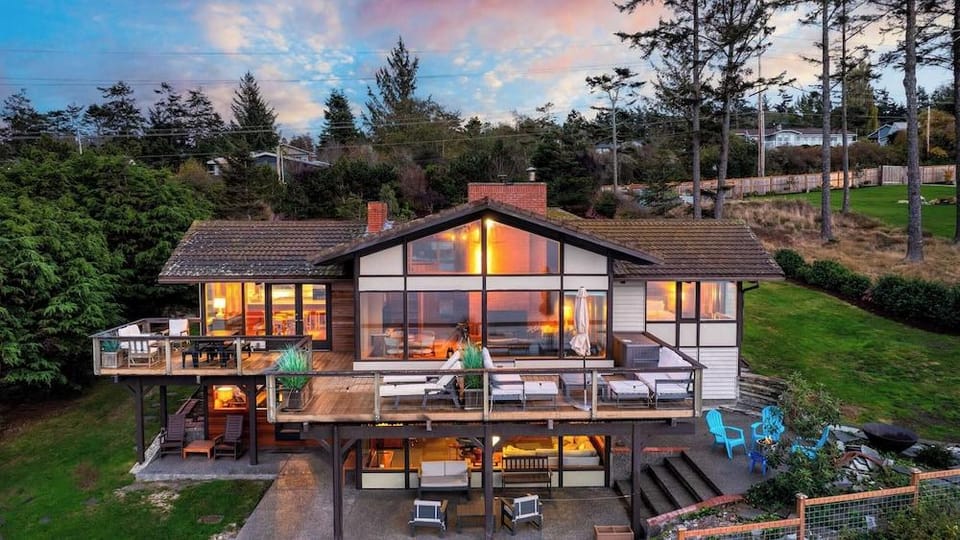 Oceanfront Home w/ Outdoor Dining, 2 Firepits + Steps to Beach Salish Sea Escape by Avantstay Hotel in Whidbey Island