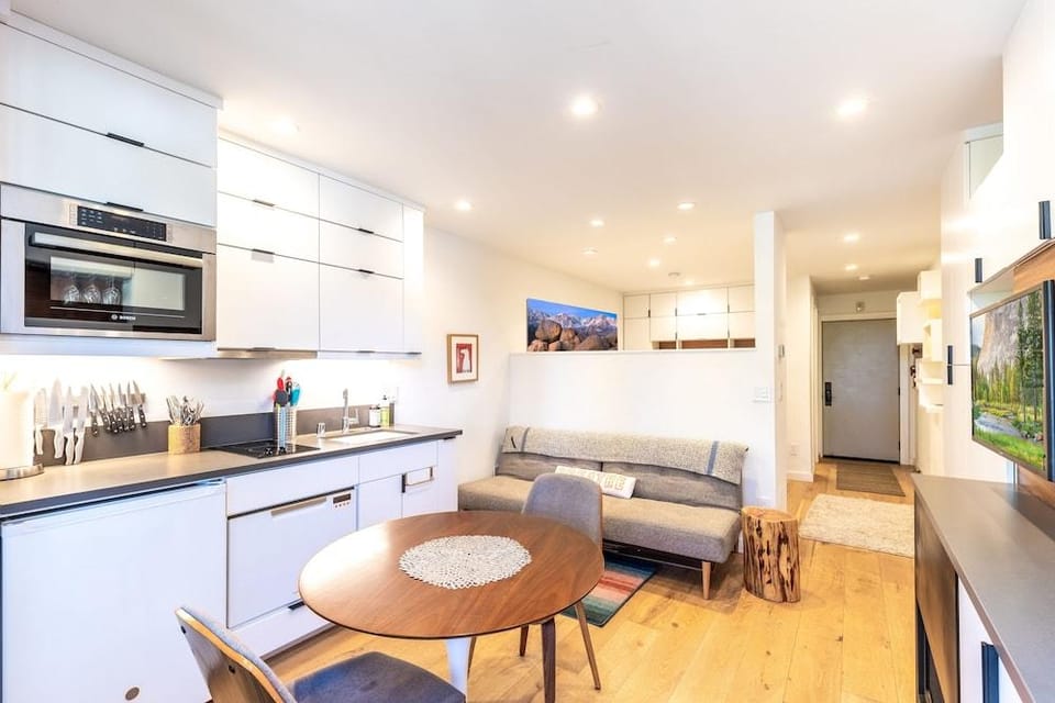 Modern Hotel-Style Studio - Timber Creek Lodge #210 by RedAwning Hotel in Northstar Drive