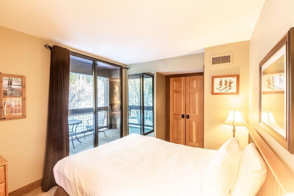 Cozy Aspen Grove 2 bed 2 bath by RedAwning Save 10% on 3 Nights, 15% on 5 Nights! Hotel in Northstar Drive