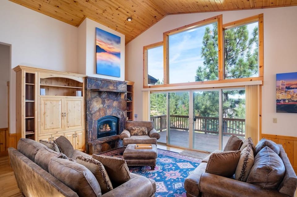 Tahoe Donner Pinnacle Loop Mountain 5 Bedroom Home by RedAwning Hotel in Truckee