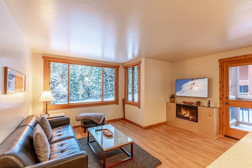 Modern 1 bedroom in Ski Trails by RedAwning Hotel in Northstar Drive
