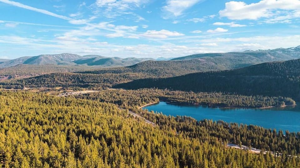 Hot Tub, Sauna & Forest Views in Tahoe Donner Cedar Summit by Avantstay Hotel in Truckee