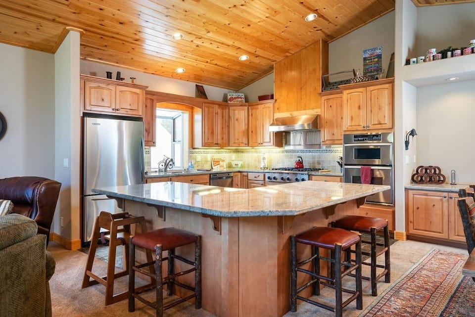 Hillside Mountain Creek Haven 4 Bedroom Home Hotel in Truckee