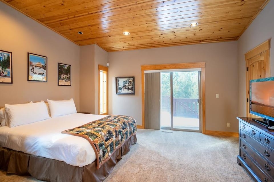 Hillside Mountain Creek Haven 4 Bedroom Home Hotel in Truckee