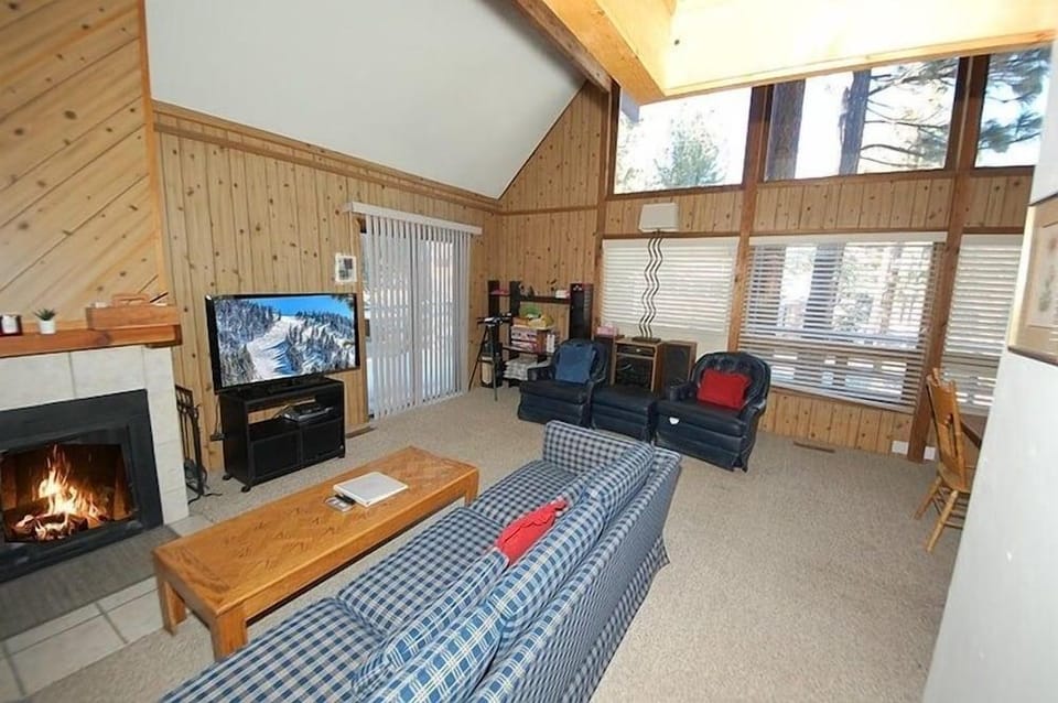 1116 Golden Bear 3 Bedroom Cabin by RedAwning Hotel in South Lake Tahoe