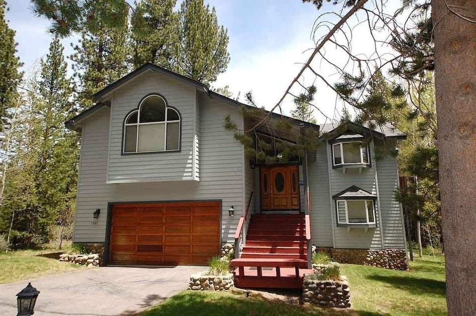 1801 Jicarilla Drive 4 Bedroom Home by RedAwning Hotel in South Lake Tahoe