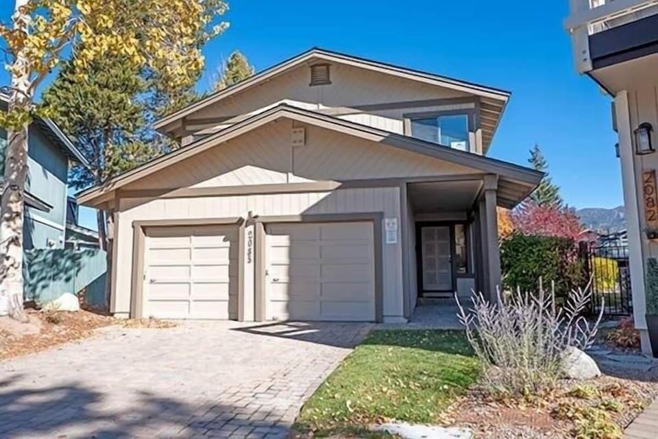 2085 Slalom Court 4 Bedroom Home by RedAwning Hotel in South Lake Tahoe
