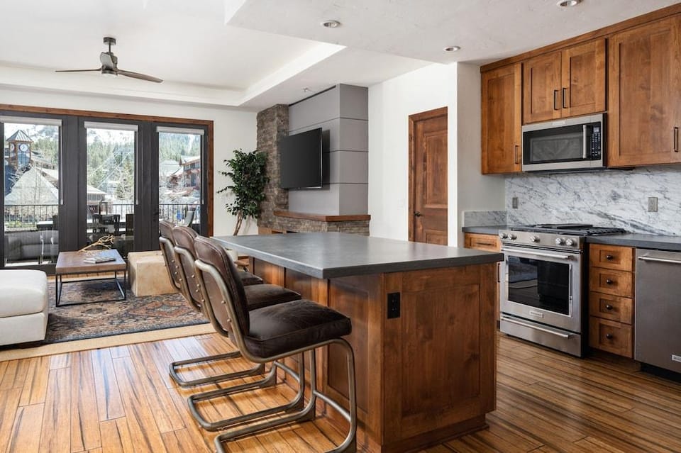 Luxury 4bdr Residence Steps From Heavenly Village 4 Bedroom Condo Hotel in Stateline