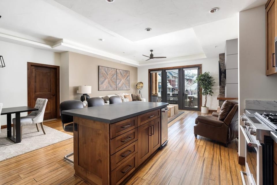 Luxury 4bdr Residence Steps From Heavenly Village 4 Bedroom Condo Hotel in Stateline