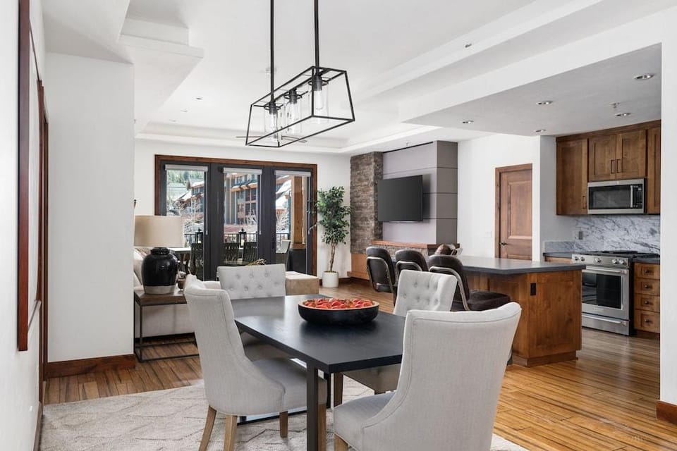 Luxury 4bdr Residence Steps From Heavenly Village 4 Bedroom Condo Hotel in Stateline
