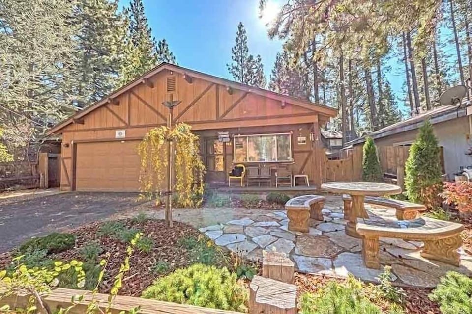 948 Merced Avenue 3 Bedroom Home by RedAwning Hotel in Al Tahoe